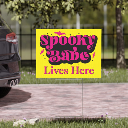 Spooky Babe Lives Here Yard Sign – Bright Halloween Décor, Cute Spooky Halloween Sign, Witchy Outdoor Halloween Decoration, Yard Art for Trick or Treat